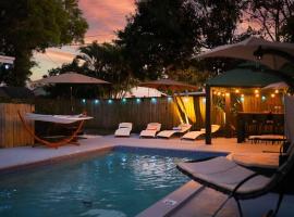 Serenity Retreat PoolSpa BBQ WorkSpace WiFi 3Bdrm，位于棕榈滩花园的酒店