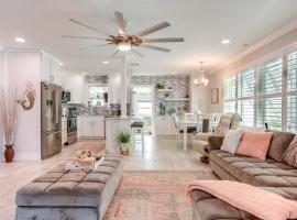 Bright Home with Sauna and Deck 1 Mi to Dtwn Stuart!，位于斯图尔特的酒店