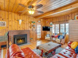 Family-Friendly Lake Waubesa Home Boat and Swim!，位于McFarland的酒店