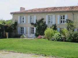 Luxury 18th C renovated stone house with heated swimming pool in countryside，位于Blanzay-sur-Boutonne的酒店