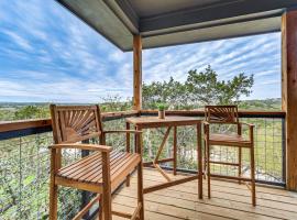 Canyon Lake Home with Private Deck 5 Mi to Marina!，位于峡谷湖的Spa酒店