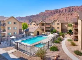 6E Family Friendly RedCliff Condo, POOL & HOT TUB