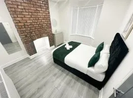 Modern & Spacious, Central Location, FREE PARKING, FREE WIFI