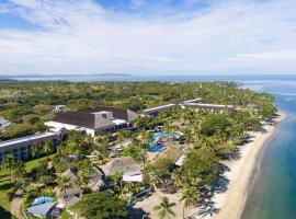 索菲特斐济温泉度假酒店，位于丹娜努的带停车场的酒店