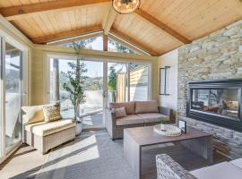 Waterfront Washington Getaway with Hot Tub and Deck!，位于奥林匹亚的酒店