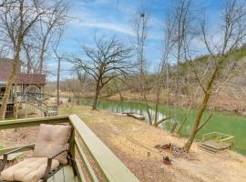Cozy Riverfront Cabin about 2 Mi to Main Street Hardy，位于Hardy的酒店