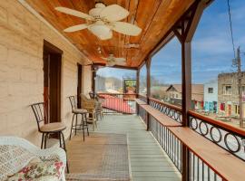 Historic Hardy Home with Game Room on Main Street，位于Hardy的酒店