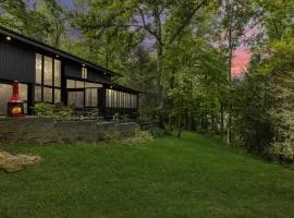 Pineview Haven by KABINO Bright and Modern Open Concept Carport Private Patio Sunroom