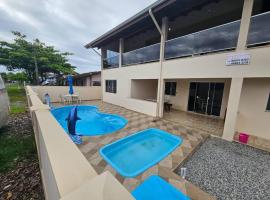 Casa de praia com piscina TOP，位于Araquari的带停车场的酒店