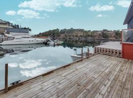 3 Bedroom Cozy Home In Lepsøy，位于Lepsøy的酒店