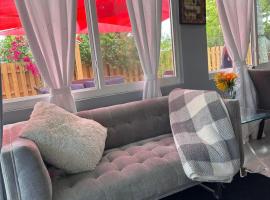 Modern Apartment, private Entrance, Private Backyard，位于黎明城的酒店
