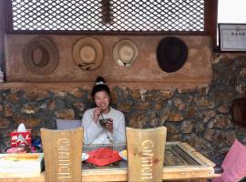 Lijiang Jayden Lodge臣安山居民宿 - Namaste，位于丽江玉龙雪山附近的酒店