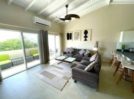 New* Tropical Modern Townhouse in SXM，位于辛普森湾的酒店