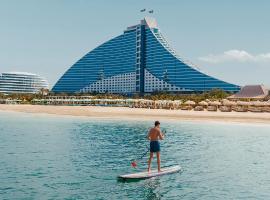 Jumeirah Beach Hotel Dubai，位于迪拜疯狂维迪水上乐园附近的酒店