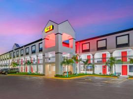 Super 8 by Wyndham Orlando Near Florida Mall，位于奥兰多的酒店