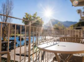 LUXURY SUITES ROCOPOM - Lake Front，位于莱科的带按摩浴缸的酒店