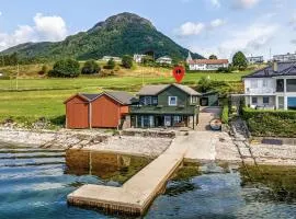 3 Bedroom Beach Front Apartment In Sandeid