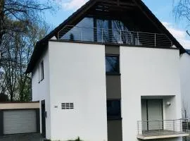 Modernes Ferienhaus mit 2 Balkonen, Terrasse und Garten !