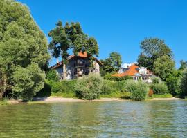 ChiemseeOase，位于Arlaching的带泳池的酒店