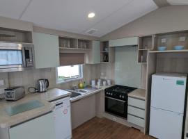 ACCESSIBLE FRIENDLY MODERN Family Caravan Littlesea Haven Weymouth，位于韦茅斯的酒店