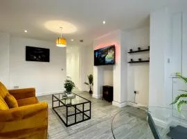 RNM - Business Contractor & Travellers Choice, Private Access & Entire Place, Kitchen & Washroom with amenities, Smart Tv, Easy Access, Fast WiFi, Parking Nearby, Great transport links
