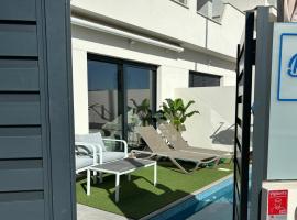 Casa Blu Blu - Your Holidayhome with pool near the Beach!，位于圣地亚哥德拉里贝拉的酒店