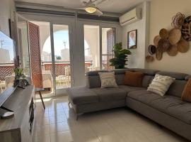 Apartamento con terraza y piscina，位于马萨龙的酒店