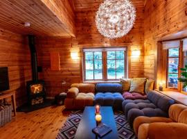Large Luxury Log Cabin Getaway，位于百利科内尔的家庭/亲子酒店