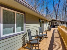 North Carolina Coupes Retreat with Deck and Grill!，位于Marble的酒店