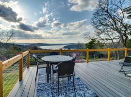 Henderson Cabin with Deck and Scenic Lake Views!，位于Henderson的酒店