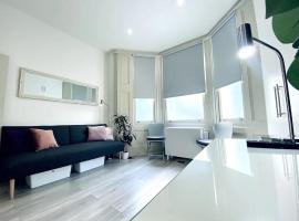 Apt 04 Seaside Serenity Chic Studio Steps to Promenade，位于布莱顿霍夫的公寓式酒店