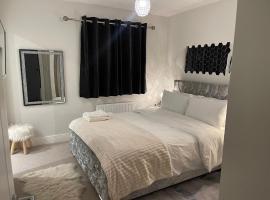 En-suite bedroom in a family home near Gatwick airport and Horley station，位于Hookwood的民宿