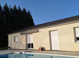 les granges de Soulagnieux et sa piscine privée，位于Piégut-Pluviers的酒店
