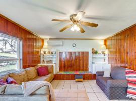 Arkansas Cabin with Deck Less Than 1 Mi to Norfork Lake，位于Henderson的酒店
