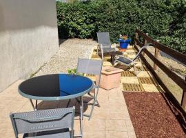 Entre Dordogne et Charente en Nouvelle Aquitaine，位于Porchères的酒店