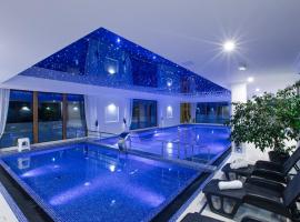Pokoje z wyżywieniem i krytym basenem w Amber Park Spa，位于尼彻兹的酒店