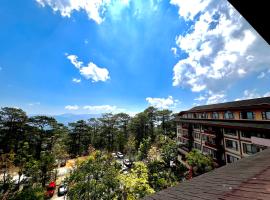 The Forest Lodge at Camp John Hay privately owned unit with parking 545，位于碧瑶的酒店