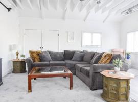 Large 2 Bedroom Great Location Close to Everything，位于匹兹堡的酒店