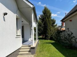 Freistehendes Ferienhaus mit Swimmingpool, Kamin, Internet, unweit Neusiedlersee，位于费尔特德的度假屋