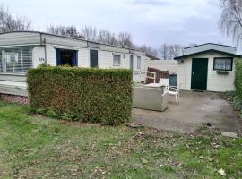 Chalet 426 met airco familiecamping de Tien Heugten Schoonloo Drenthe，位于Schoonloo的酒店