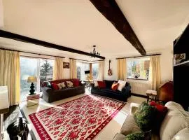 Hilltop walkers paradise with a view, sleeps 10
