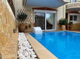 Pool Garden House near the Sea，位于瓦里的酒店