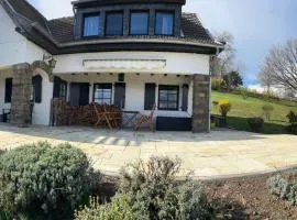 Eifel Landhaus Panoramablick unter der Burg Olbrück mit Sauna Hottub großer Terrasse und Garten Ideal für Familien