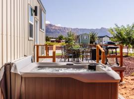Jasper tiny home with private hottub，位于Apple Valley的酒店
