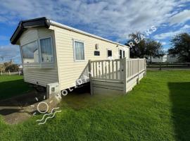 Aloha - Cosy 2 Bed Close to Venue at Seal Bay, Selsey，位于奇切斯特的度假屋