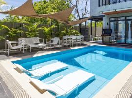 ISLA VILLA 2 Luxury Pool Villa near beach with karaoke video games barbecue，位于Maribago的海滩短租房
