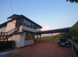 Entire Dormitory in Tea Estate，位于蒙纳的酒店