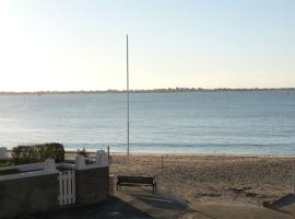 Face à la mer studio de 33m2 avec terrasse et wifi，位于拉尔莫普拉格的酒店