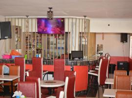 THE FARM BAR AND RESTAURANT，位于Kakamega的酒店