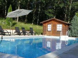 Attractive holiday home with garden，位于Saint-Marcet的带泳池的酒店